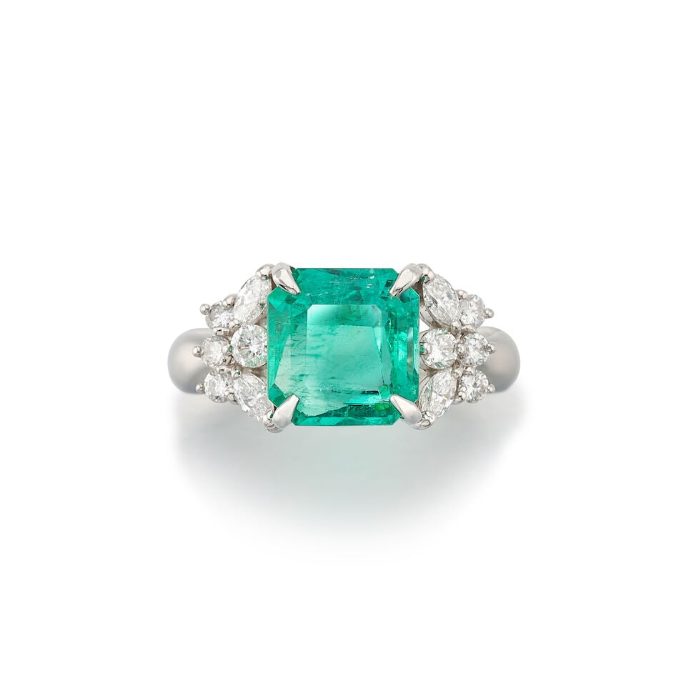 EMERALD AND DIAMOND RING: EMERALD AND DIAMOND RING 天然「哥倫比亞」祖母綠配鑽石戒指 Certificate: IGI, emerald, natural, intense