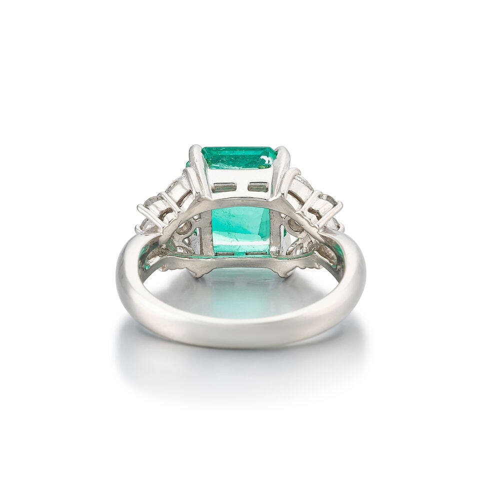 EMERALD AND DIAMOND RING - 4