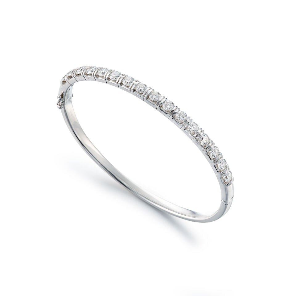 DIAMOND BANGLE: DIAMOND BANGLE 鑽石手鐲 Diamonds: approx. 2.30cts Metal: 18 karat white gold Inner circumference: 15.8cm Gross weight: 17.1g For further information on this lot please visit Bo