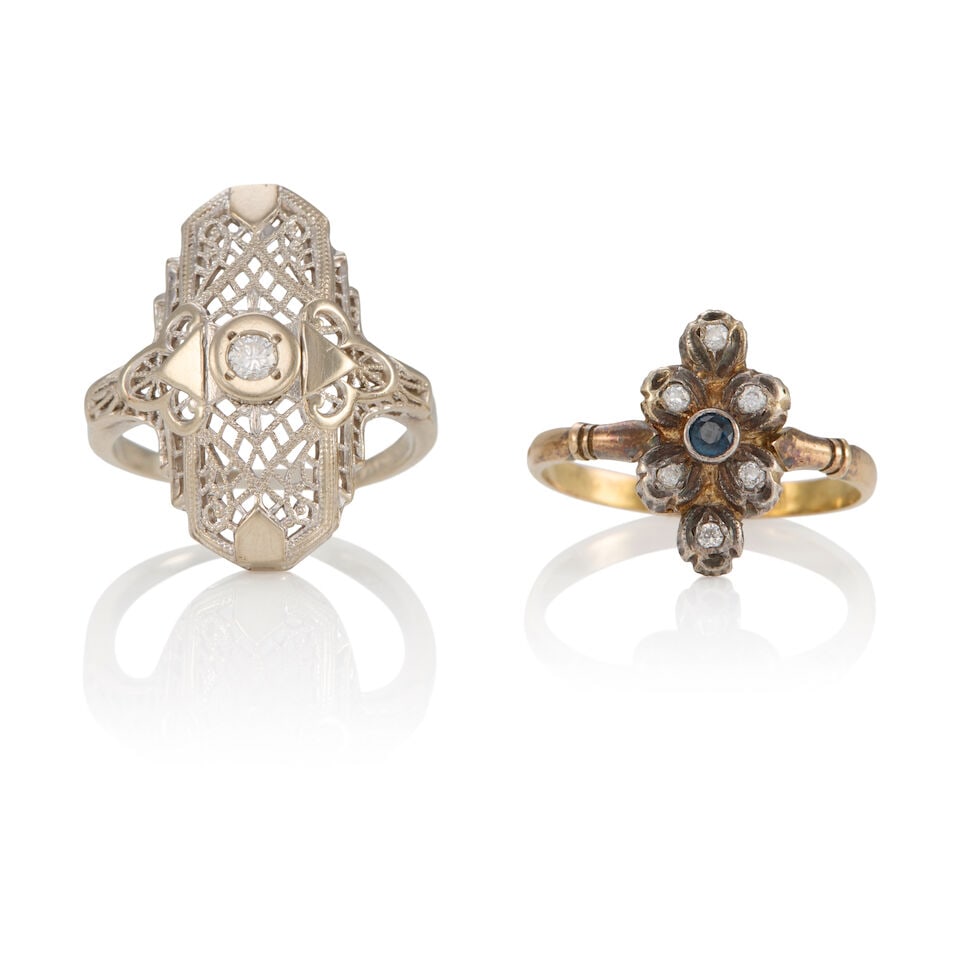 TWO ANTIQUE GOLD RINGS (1 of 2)