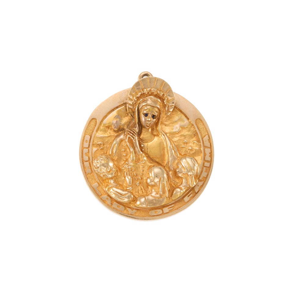 14K GOLD PENDANT: 14K GOLD PENDANT • 14k yellow gold • Large personal inscription on back of pendant • Estimated gross weight: 28.6 grams Footnotes: Overall condition, very good Metal stamped and