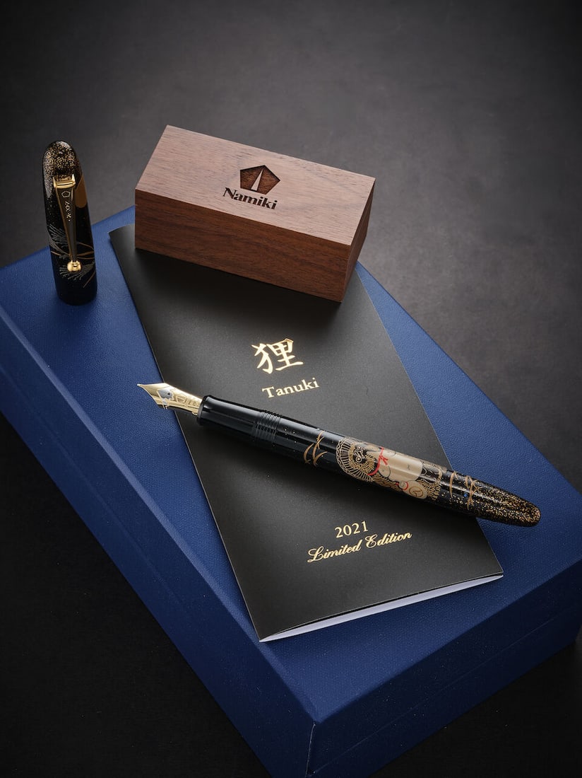 [NO RESERVE] NAMIKI | YUKARI 'TANUKI', A LIMITED EDITION TOGIDASHI-HIRA MAKI-E AND LACQUER FOUNT... - 4