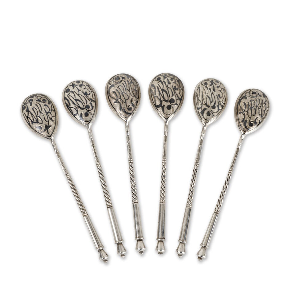 Ensemble de six cuillères à caviar en argent nielléA set of six Russian silver an... - 2