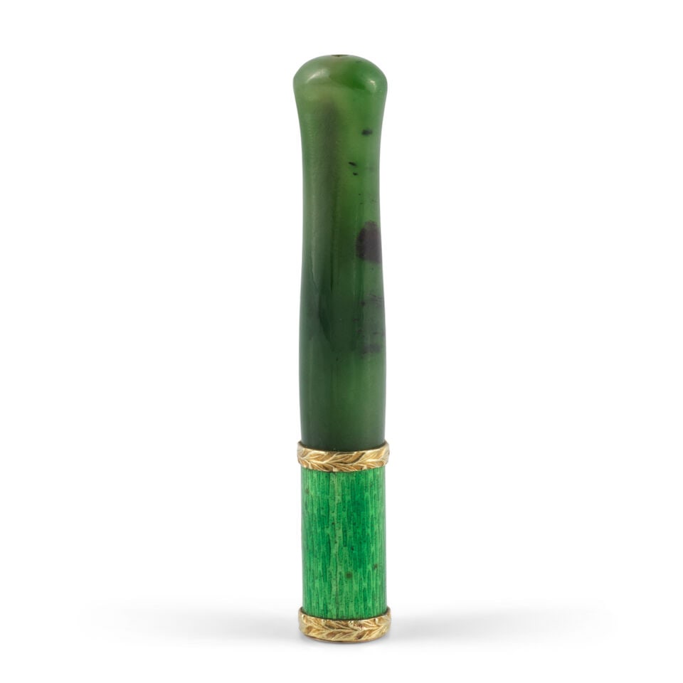 Fume-cigarette en nephrite, émail guilloché et monture en or 750°/°°Gui... - 2