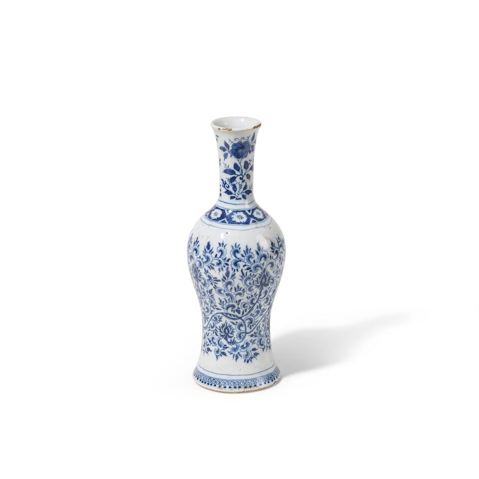 Petite bouteille en faïence de Delft, vers 1700 A small Dutch Delftware bottle, circa 1700 - 2