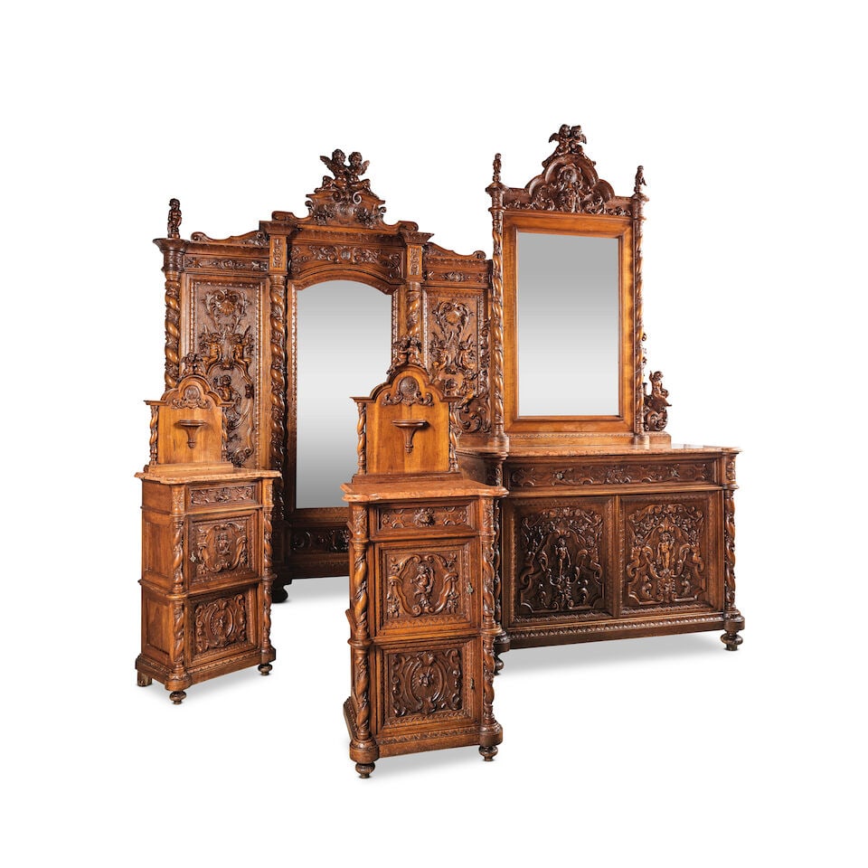 Important mobilier de chambre, en noyer et bois sculpté attribué à Luiggi Frullin... - 7
