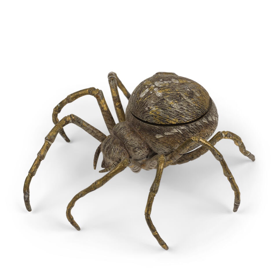 Encrier en bronze en forme d'araignée, Vienne fin du XIXe-début XXeBronze inkwell in t...: Encrier en bronze en forme d'araignée, Vienne fin du XIXe-début XXe Bronze inkwell in the shape of a spider, Vienna, late 19th-early 20th century Brown and golden patina 15cm wide, 7.5cm