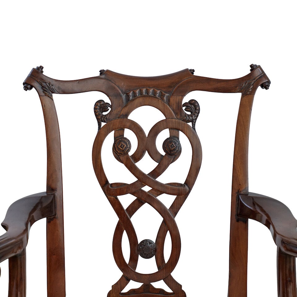 Suite de six chaises et une paire de fauteuils en acajou et bois teinté de style Chippendal... - 2
