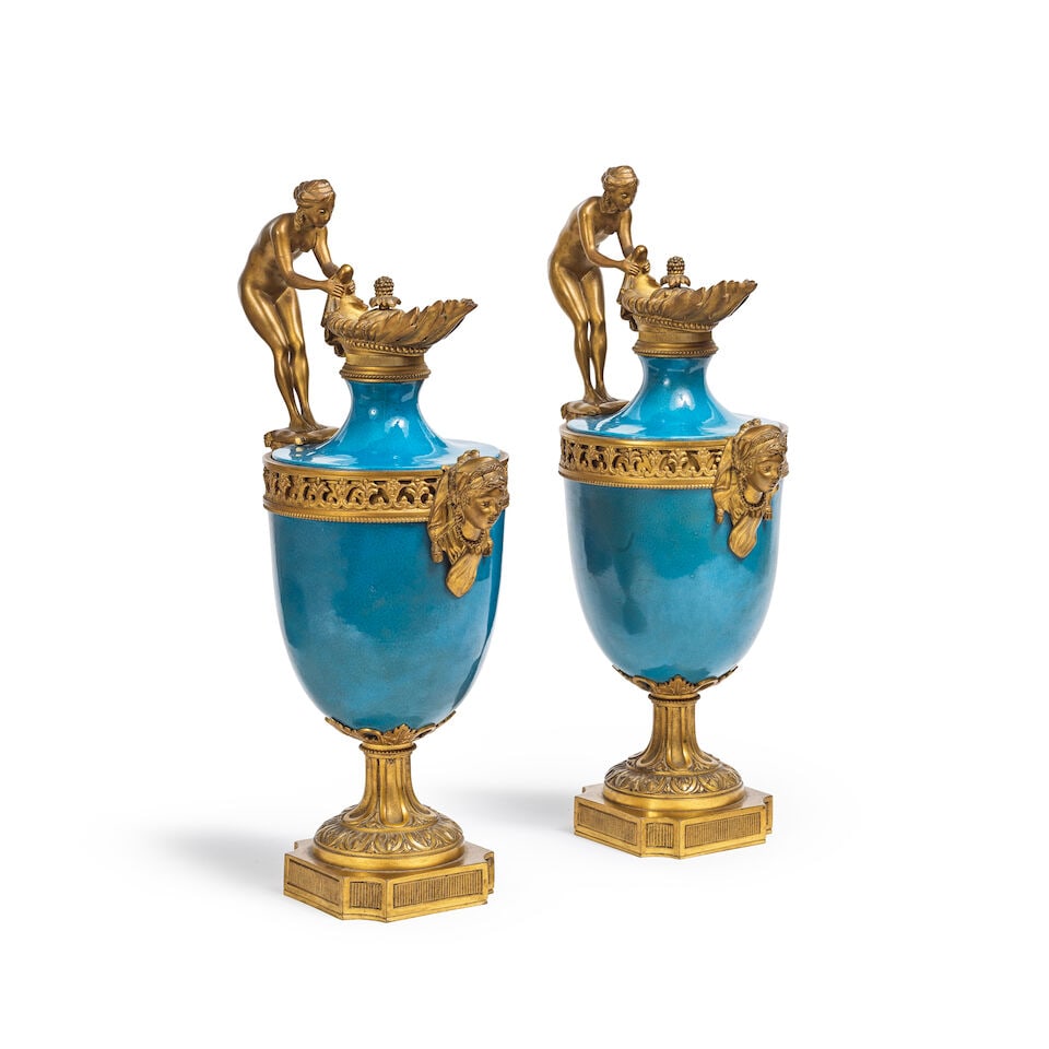 Paire d'aiguières d'ornement en porcelaine bleu et monture en bronze doré dans le go&#... - 2