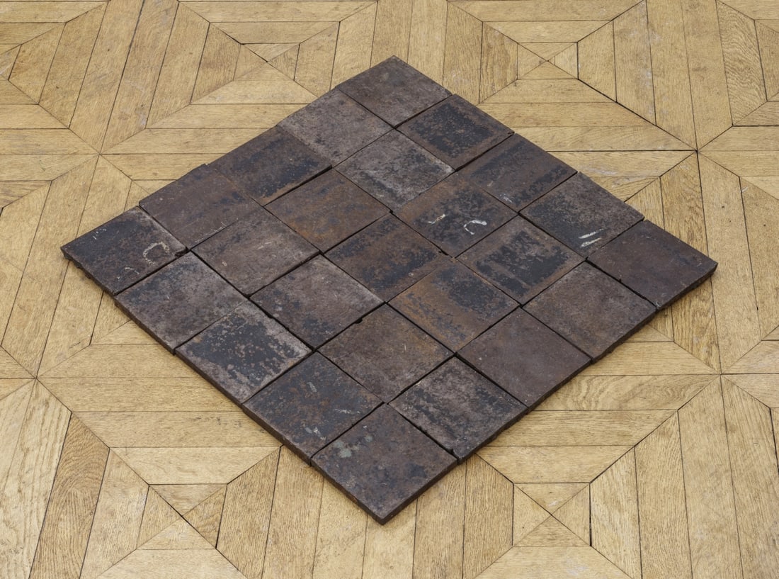 CARL ANDRE (1935-2024) 25 TX Steel Square (25 éléments) 1975: CARL ANDRE (1935-2024) 25 TX Steel Square (25 éléments) 1975 acier laminé à chaud hot-rolled steel Chaque: 1.6 x 14 x 14 cm. Each: 5/8 x 5 1/2 x 5 1/2 in. Dimensions totales: 1.6