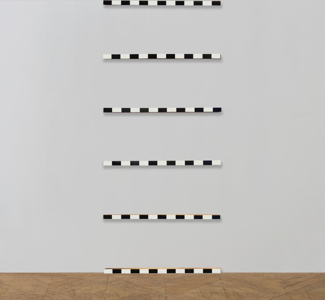 DANIEL BUREN (N. 1938) Tablettes n°1 - 6 éléments sur un mur Travail situé... (1 of 1)