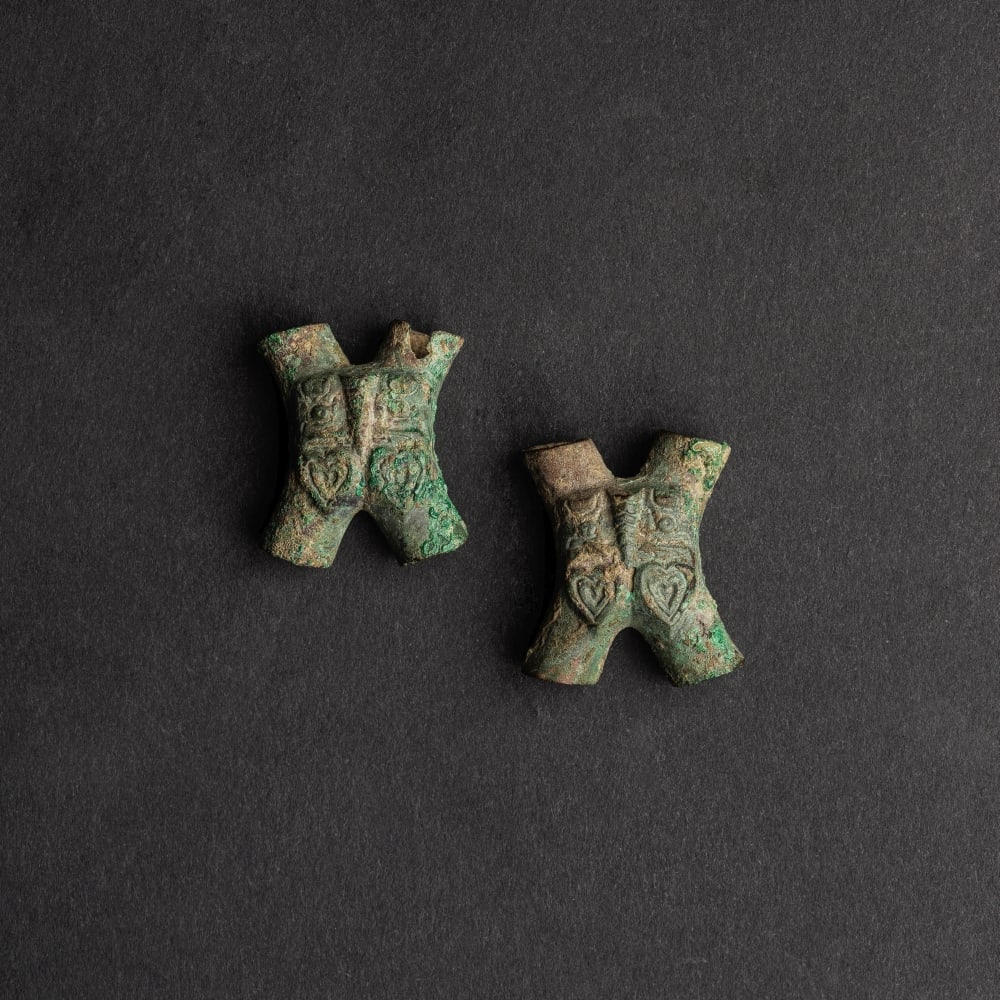 PAIRE DE PETITS ORNEMENTS CRUXIFORMES EN BRONZE Dynastie des Zhou orientaux (3) (1 of 1)