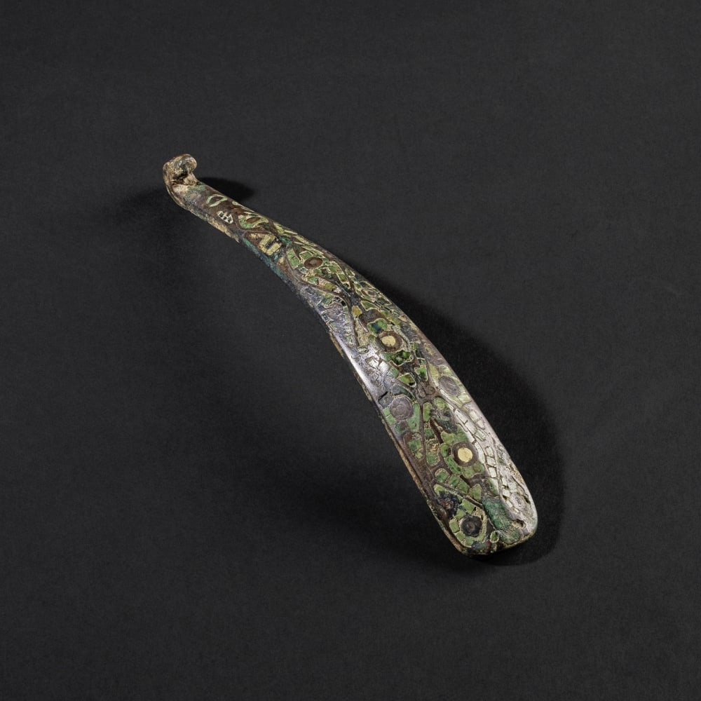 FIBULE EN BRONZE ET INCRUSTATIONS EN TURQUOISE ET OR Période des Royaumes Combattants (482-... (1 of 1)