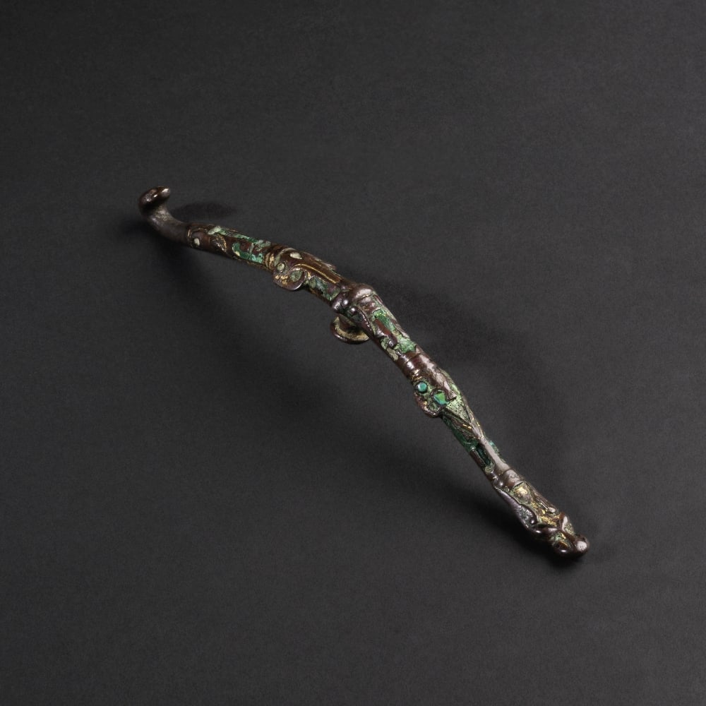 FIBULE EN BRONZE ET INCRUSTATIONS EN TURQUOISE Période des Royaumes Combattants (482-221 av... (1 of 1)