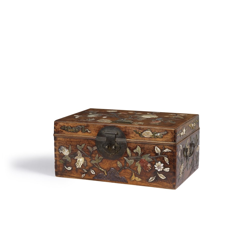 BOÎTE COUVERTE EN HUANGHUALI Dynastie Qing (1644-1911) (2): BOÎTE COUVERTE EN HUANGHUALI Dynastie Qing (1644-1911) A HARDSTONE-EMBELLISHED HUANGHUALI BOX AND COVER Qing Dynasty Of rectangular form, the cover inlaid with pomegranates on gnarled branches sp