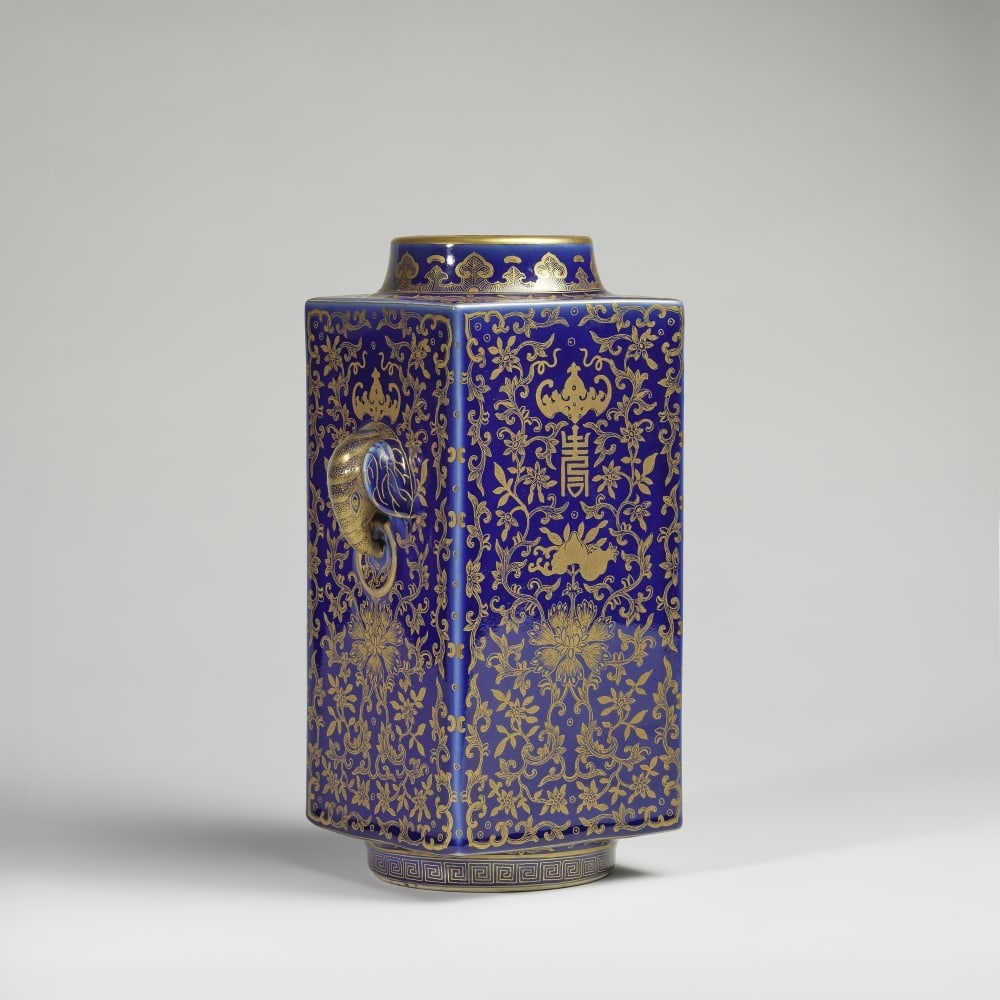 VASE EN PORCELAINE BLEU POUDRÉ À DÉCOR À L'OR, CONG Marque et époque Gu... (1 of 1)