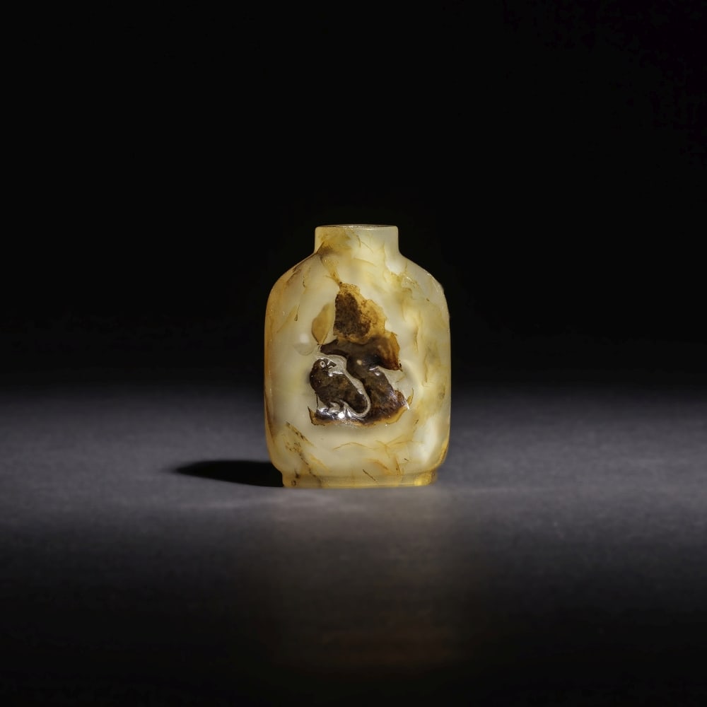 TABATIÈRE EN AGATE SCULPTÉE Dynastie Qing, XVIIIe/XIXe siècle (1 of 1)