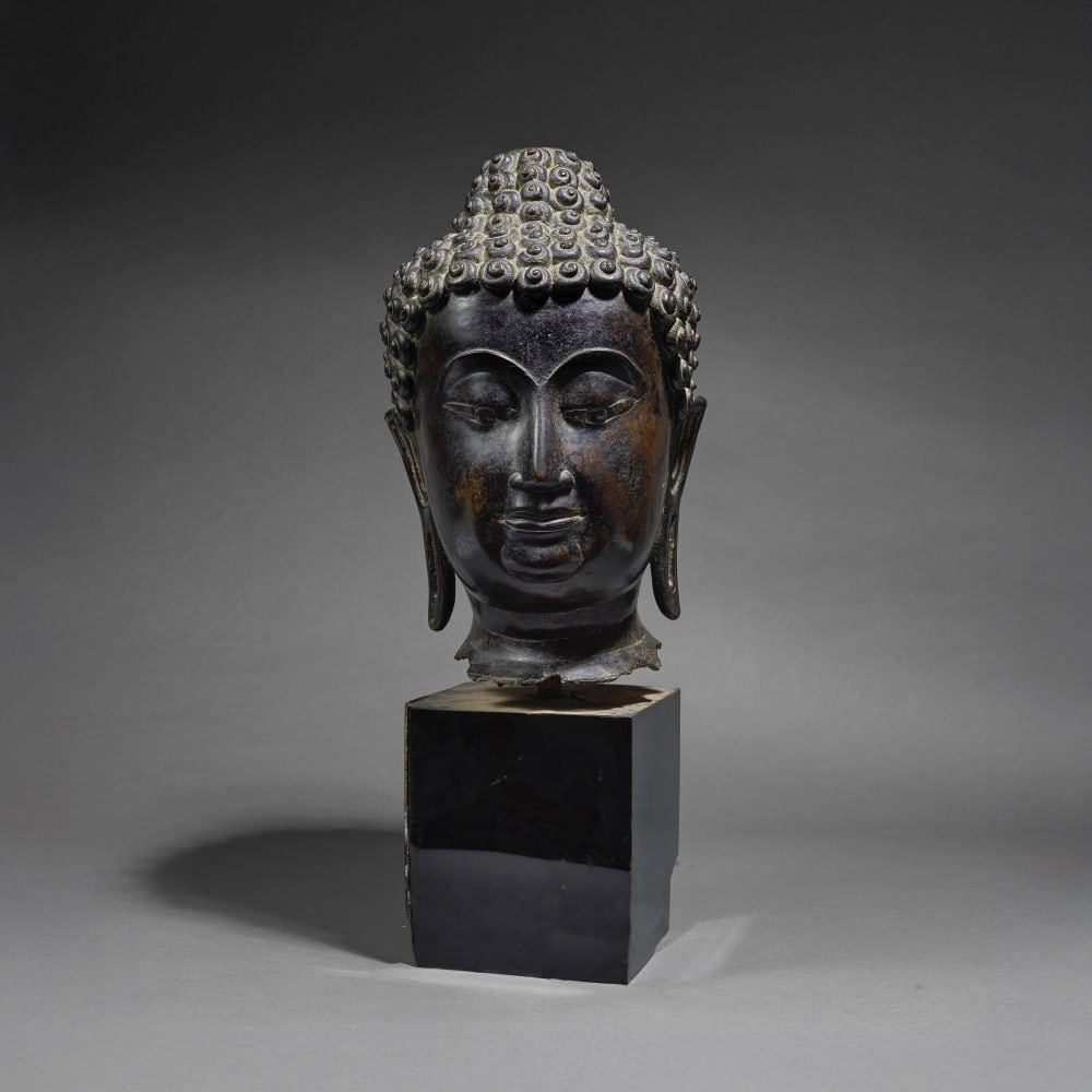 GRANDE TÊTE DE BOUDDHA EN BRONZE Nord de la Thaïlande, époque Lan Na, XVe/XVIe si... (1 of 1)