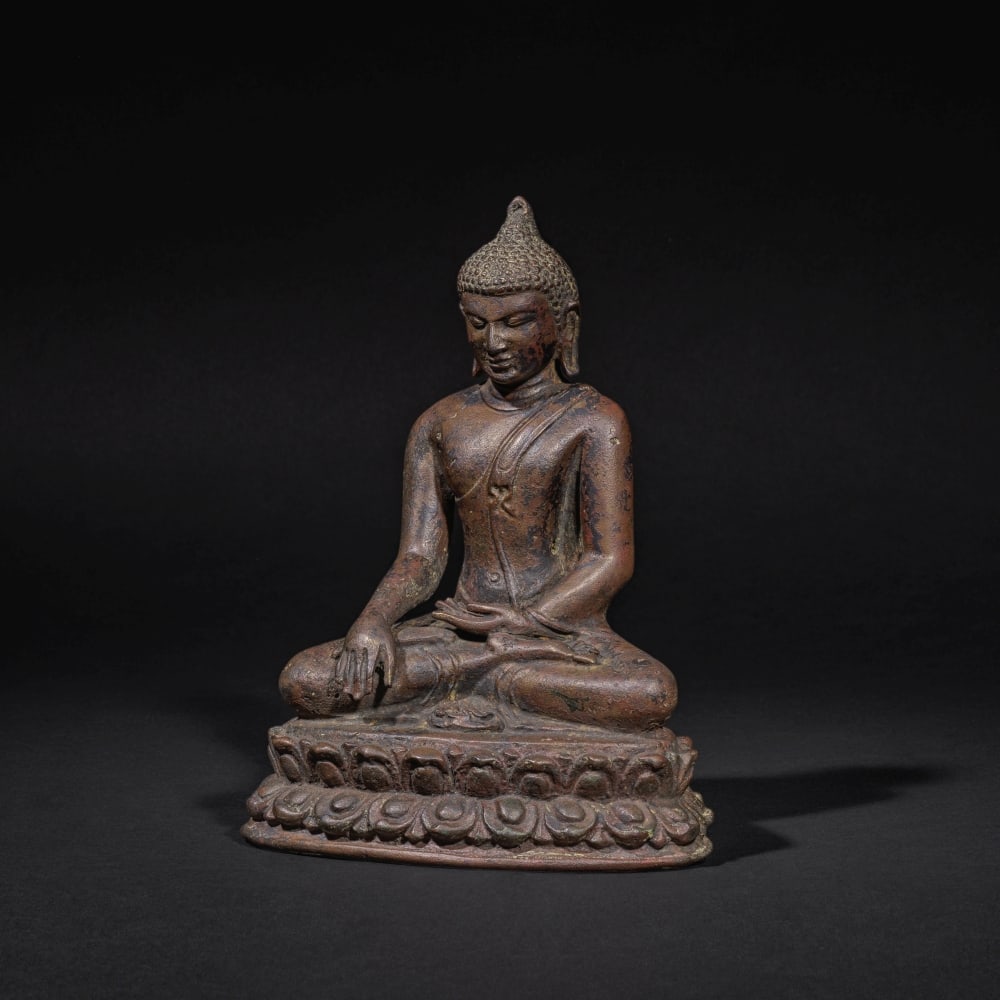 STATUETTE DE BOUDDHA ASSIS EN BRONZE Birmanie, royaume de Pagan/Bagan, XIe/XIIe siècle: STATUETTE DE BOUDDHA ASSIS EN BRONZE Birmanie, royaume de Pagan/Bagan, XIe/XIIe siècle A BRONZE SEATED BUDDHA Burma, Pagan (bagan) period, 11th/12th century 20.5 cm (8 1/8 in.) high Footnotes: Pr