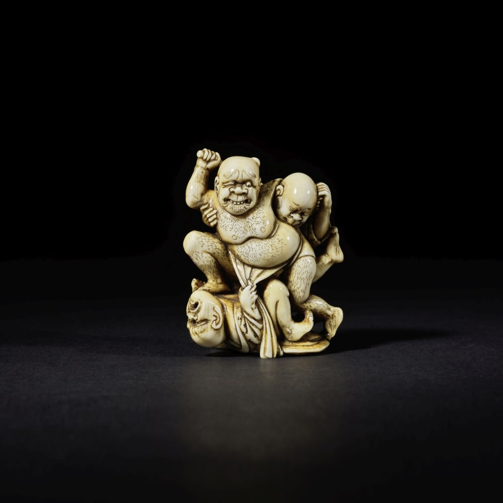 NETSUKE EN IVOIRE REPRÉSENTANT TROIS AVEUGLES SE BATTANT Par Zeraku, Edo, XIXe siècle (1 of 1)