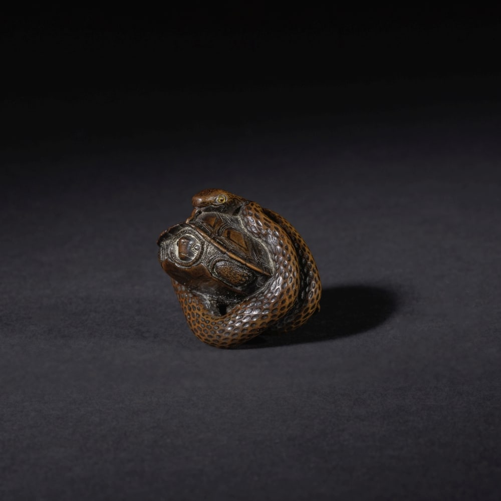 NETSUKE EN BOIS REPRÉSENTANT UN SERPENT ET UNE TORTUE Dans le style de Tomokazu, par Masaka... (1 of 1)
