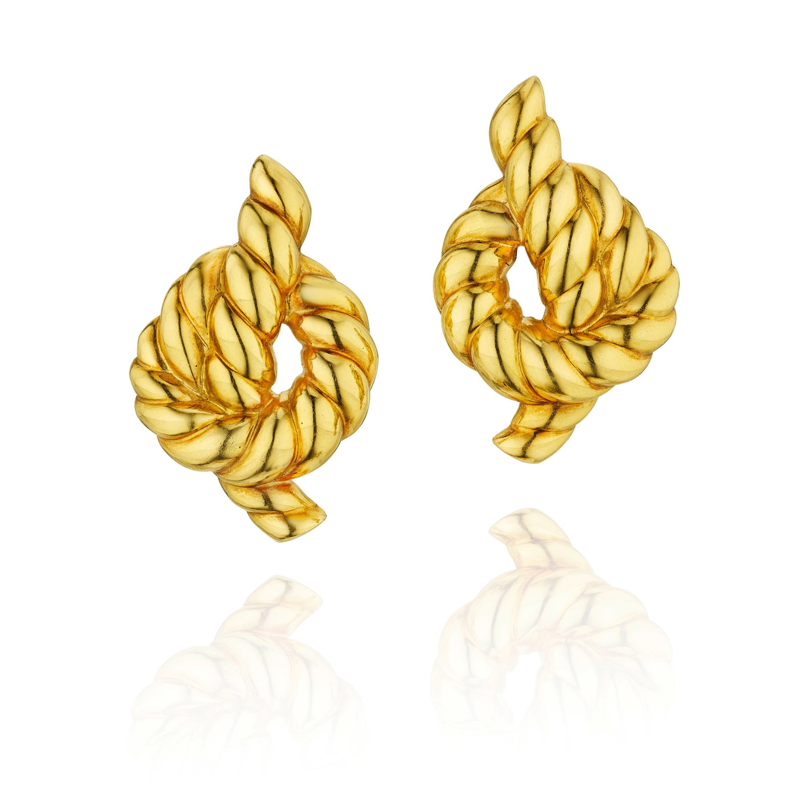 A PAIR OF 18K GOLD EARCLIPS (1 of 1)