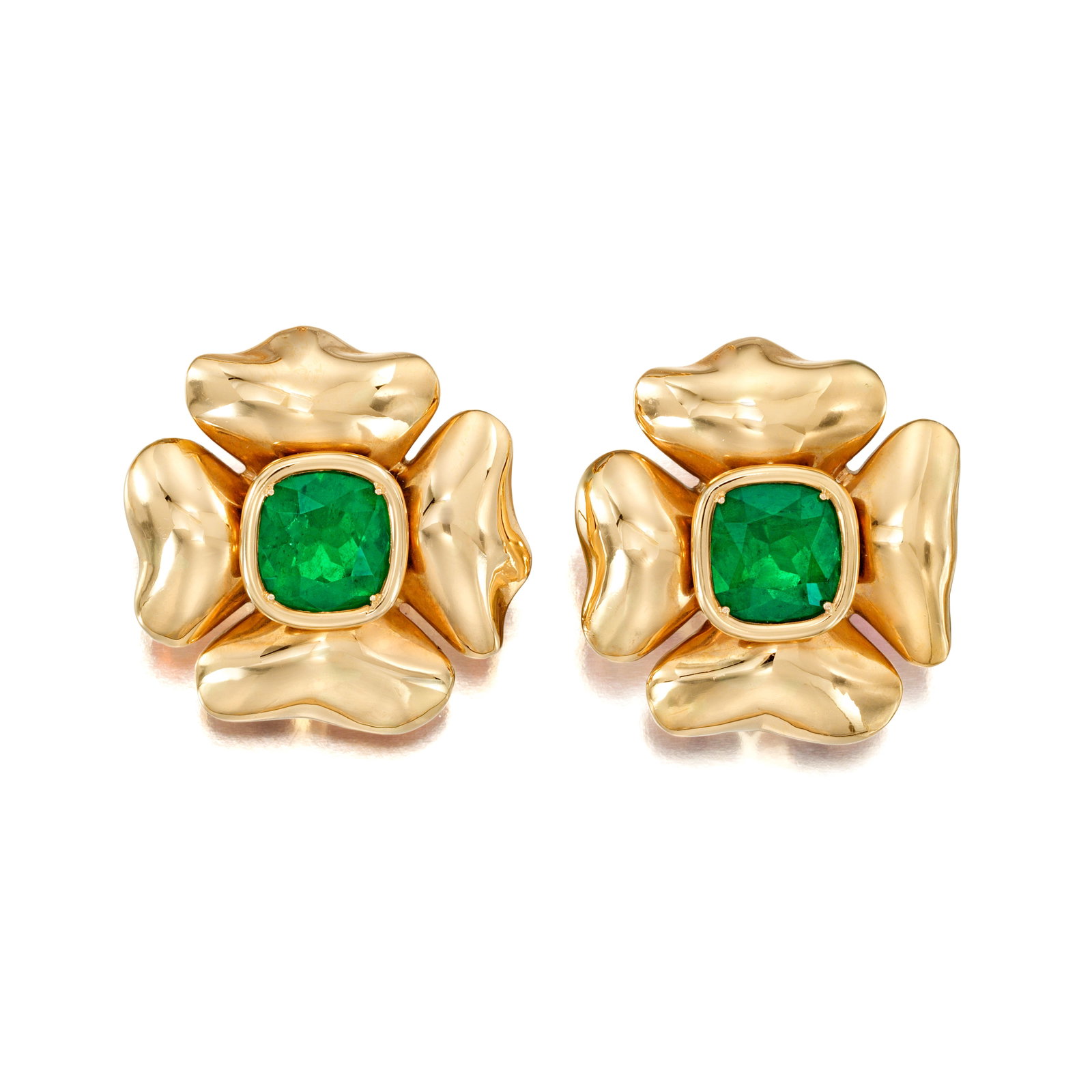 A PAIR OF EMERALD EARRINGS (1 of 1)