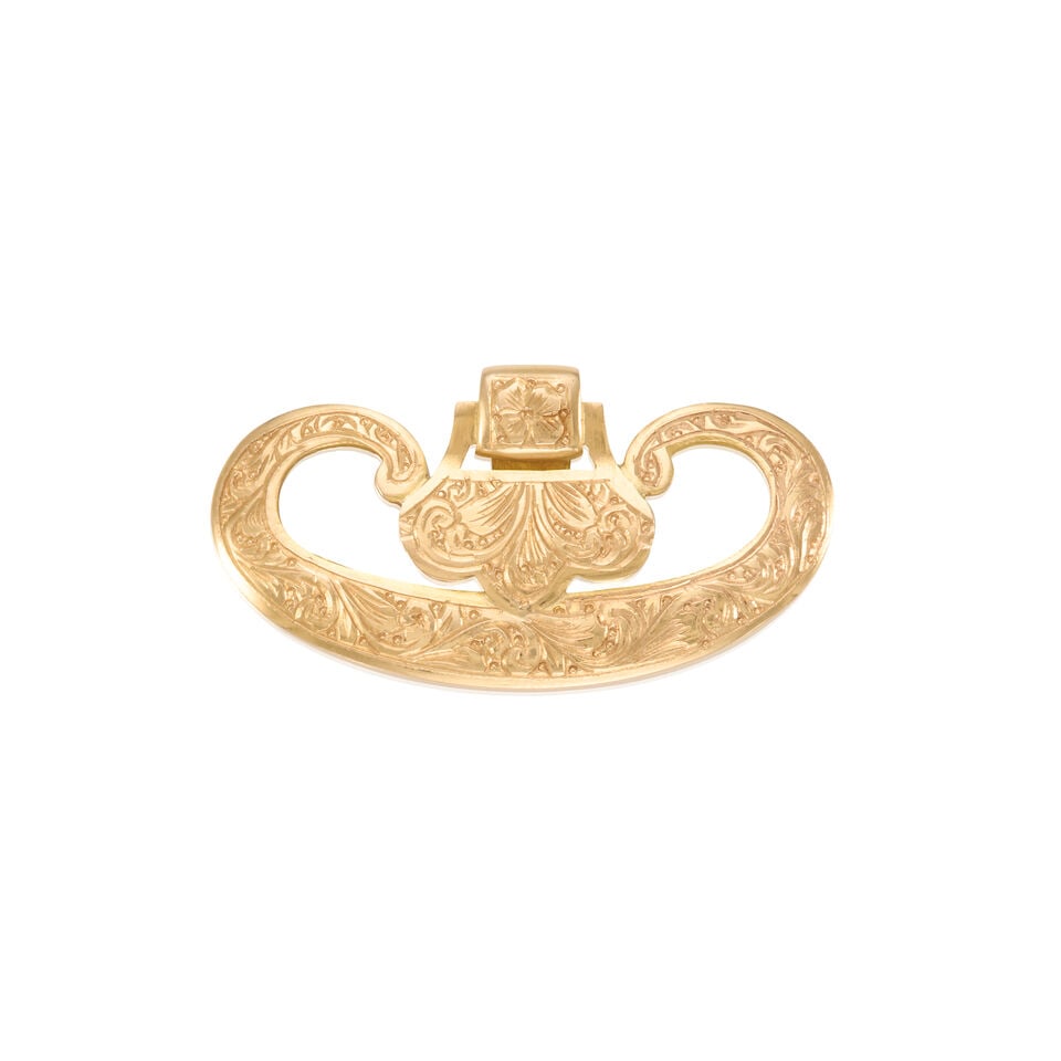 18K GOLD BROOCH: 18K GOLD BROOCH • 18K yellow gold • Measures 1 9/16 in. x 13/16 in. • Estimated gross weight: 7.5 grams Footnotes: Overall condition, very good Metal tested for 18K gold Wear in