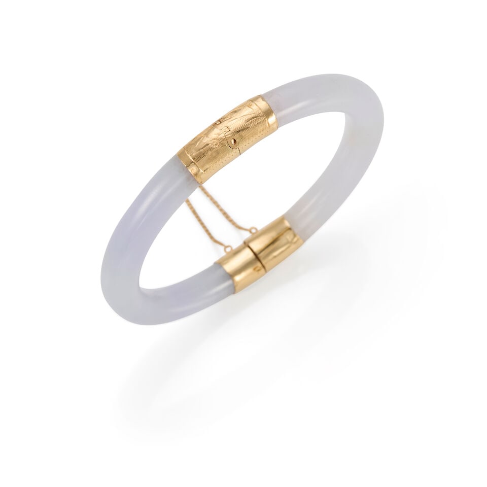 14K GOLD AND JADE BANGLE: 14K GOLD AND JADE BANGLE • 14K yellow gold • Inner circumference 7 1/2 in. • Estimated gross weight: 41.4 grams Footnotes: This jade lot is not accompanied by any gemological report