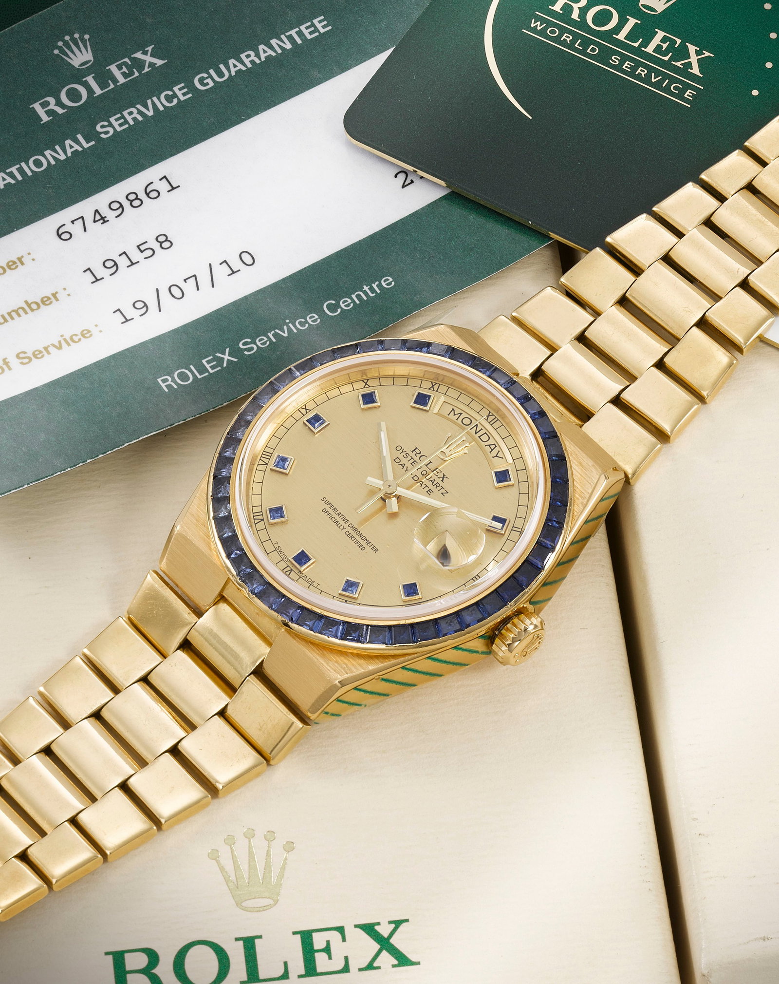 Rolex. A fine and rare 18K gold sapphire set quartz calendar bracelet watch Oysterquartz Day-Da...: Rolex. A fine and rare 18K gold sapphire set quartz calendar bracelet watch Model: Oysterquartz Day-Date Reference: 19158/19018 Date: Circa 1981 Movement: 11-jewel Cal.5055 quartz, No.0068615 Dial: Br