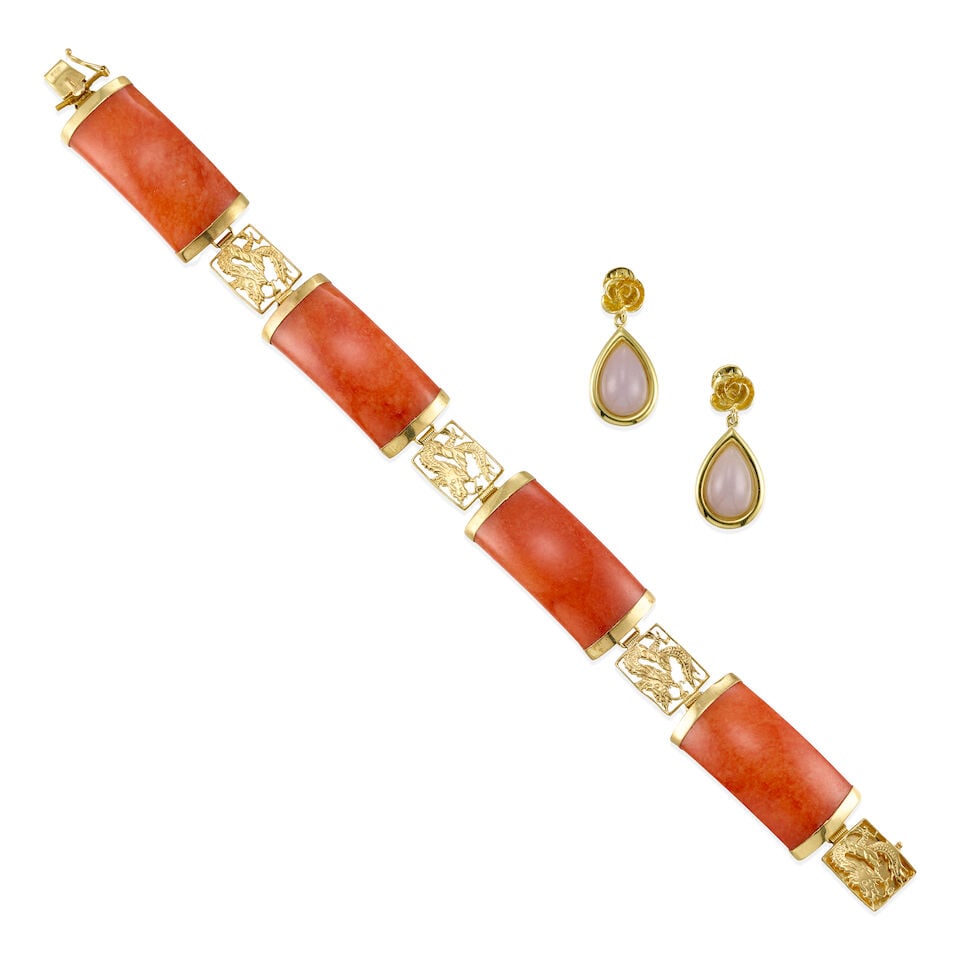 14K GOLD AND JADE BRACELET AND EARRINGS: 14K GOLD AND JADE BRACELET AND EARRINGS • One 14K yellow gold bracelet with five carved jade pieces, length 7 1/4 in. • One pair of 14K yellow gold earrings with two pear shaped jade piece