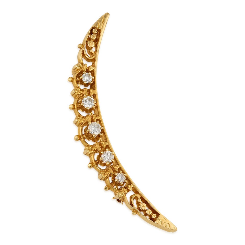 14K GOLD AND DIAMOND BROOCH: 14K GOLD AND DIAMOND BROOCH • 14K yellow gold • 5 round shaped diamonds weighing approximately 0.60 carat total • Measures 2 1/2 in. x 3/8 in. • Estimated gross weight: 10.1