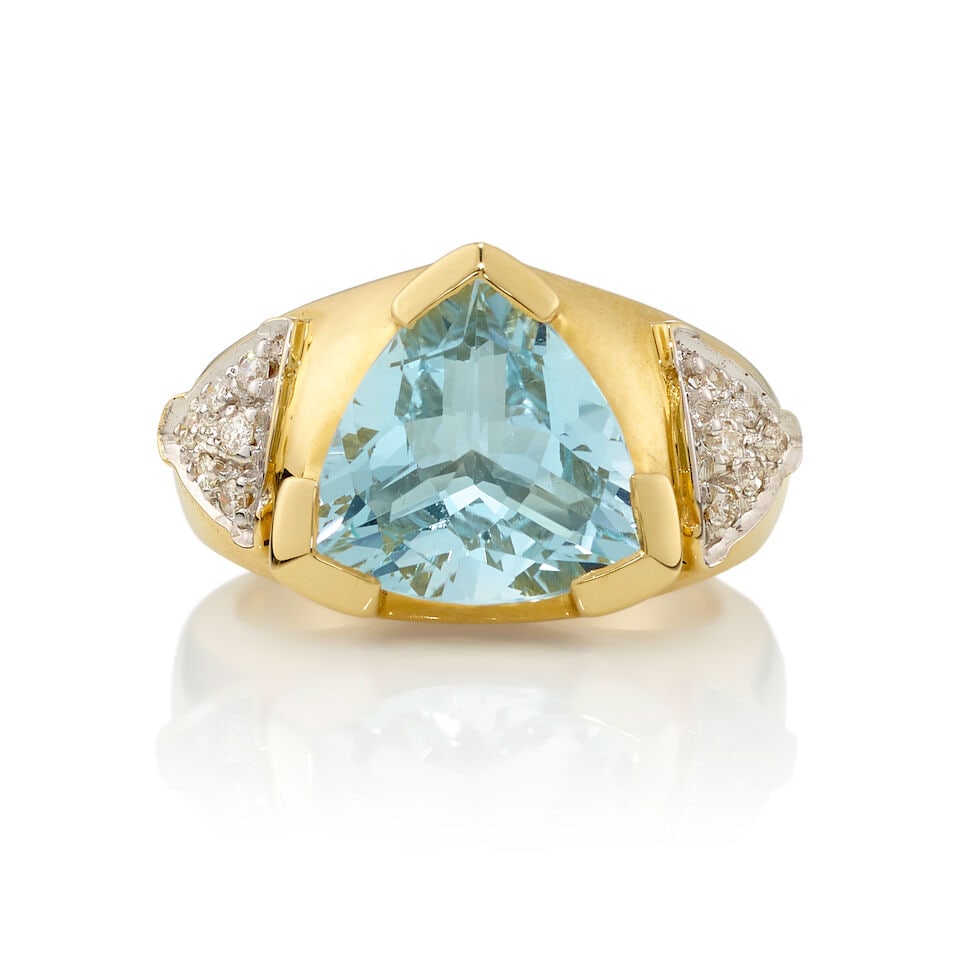 18K GOLD, AQUAMARINE, AND DIAMOND RING: 18K GOLD, AQUAMARINE, AND DIAMOND RING • 18K yellow gold • One triangular shaped aquamarine weighing approximately 2.50 carats • 12 round shaped diamonds weighing approximately 0.12 