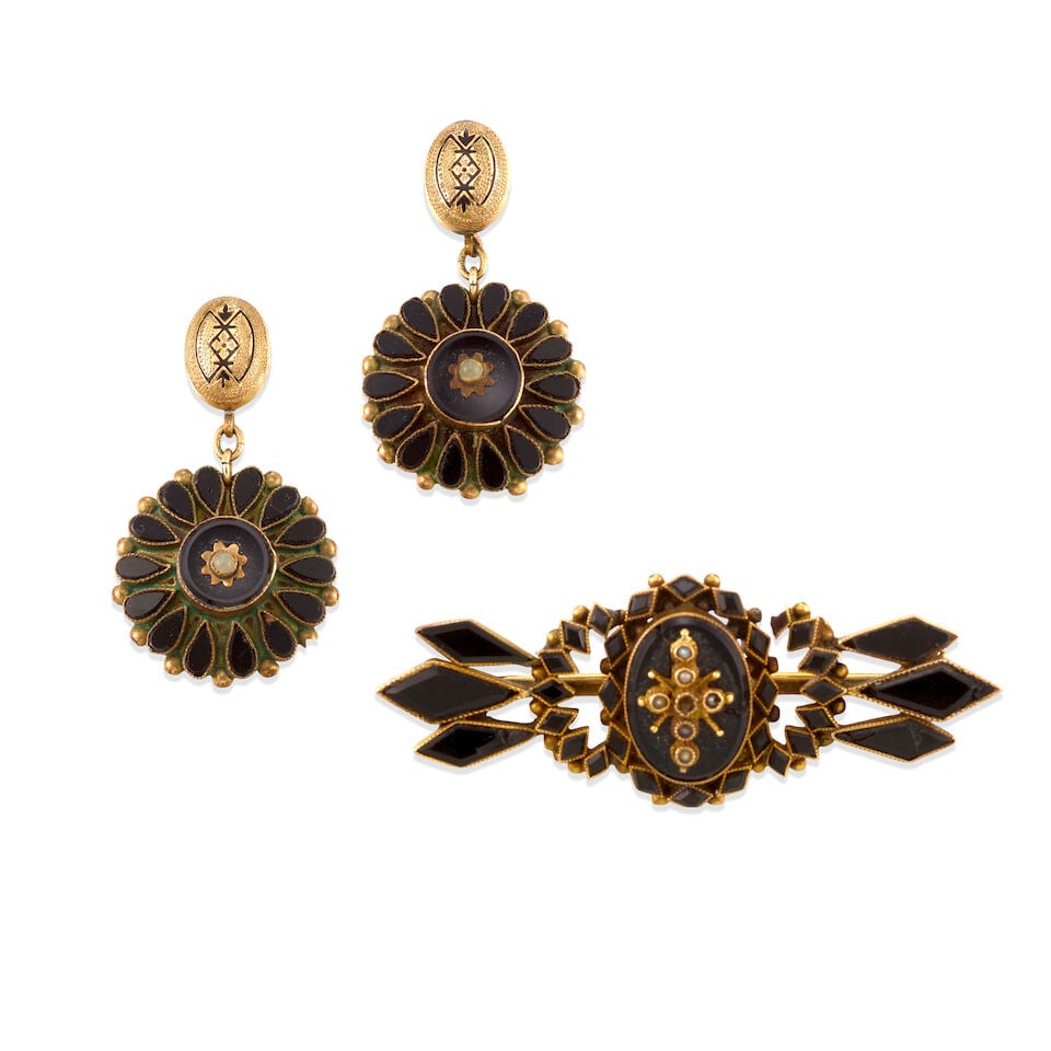 ANTIQUE ONYX BROOCH AND EARRINGS: ANTIQUE ONYX BROOCH AND EARRINGS • One 11K yellow gold brooch with diamond shaped onyx of various sizes, one oval shaped onyx, and seed pearls, measures2 1/4 in. x 7/8 in. • Pair of 6K