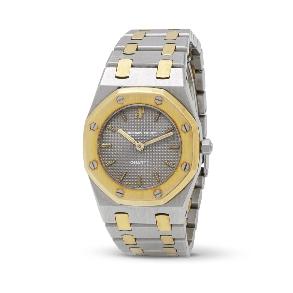 Audemars Piguet. A lady's stainless steel and 18K gold quartz bracelet watch Audemars Piguet. Mo...: Audemars Piguet. A lady's stainless steel and 18K gold quartz bracelet watch Audemars Piguet. Montre bracelet de dame en or jaune 18K (750) et acier mouvement quartz Model: Royal Oak Date: Circa 1990 