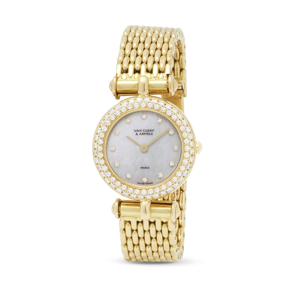 Van Cleef & Arpels. A fine lady's 18K gold quartz bracelet watch with mother of pearl dial and d...: Van Cleef & Arpels. A fine lady's 18K gold quartz bracelet watch with mother of pearl dial and diamond set bezel Van Cleef & Arpels. Belle montre bracelet de dame en or jaune 18K (750) sertie de diama