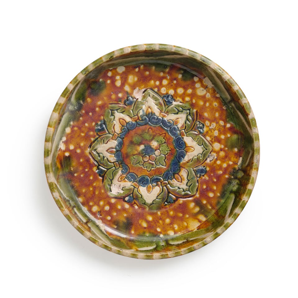 A SANCAI-GLAZED POTTERY DEEP DISH Tang style, 20th century: A SANCAI-GLAZED POTTERY DEEP DISH Tang style, 20th century 10 1/8in (25.8cm) diam Footnotes: 二十世紀仿唐 三彩加藍寳相紋&#