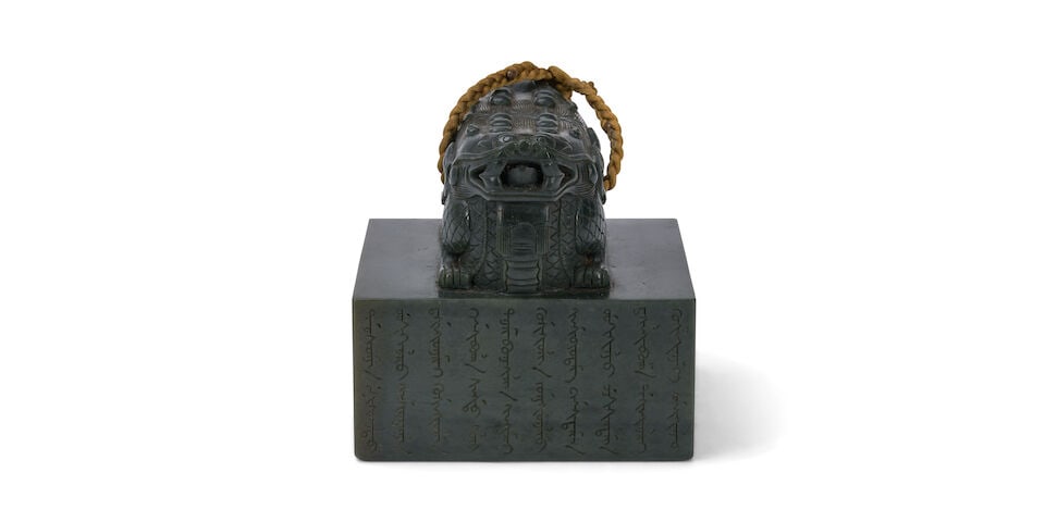 A DARK SPINACH-GREEN JADE DOUBLE-DRAGON SEAL 20th century - 2