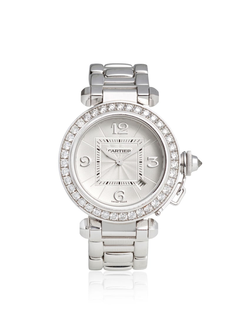 CARTIER. AN 18K WHITE GOLD AND DIAMOND SET AUTOMATIC CALENDAR BRACELET WATCH Pasha, Ref: 2528, c...: CARTIER. AN 18K WHITE GOLD AND DIAMOND SET AUTOMATIC CALENDAR BRACELET WATCH Model: Pasha Reference: 2528 Date: c. 2005 Movement: Cal. 500 MC, 26-jewel automatic Dial: Guilloché silvered Case: