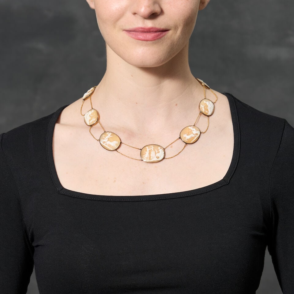 AN ANTIQUE GOLD AND SHELL CAMEO NECKLACE - 2