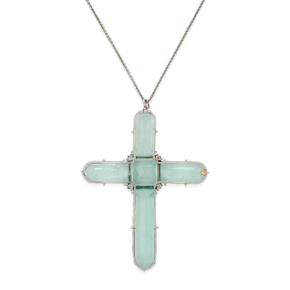 TIFFANY & CO.: AN ANTIQUE PLATINUM AND BERYL INTAGLIO CROSS PENDANT, CIRCA 1910 - 5