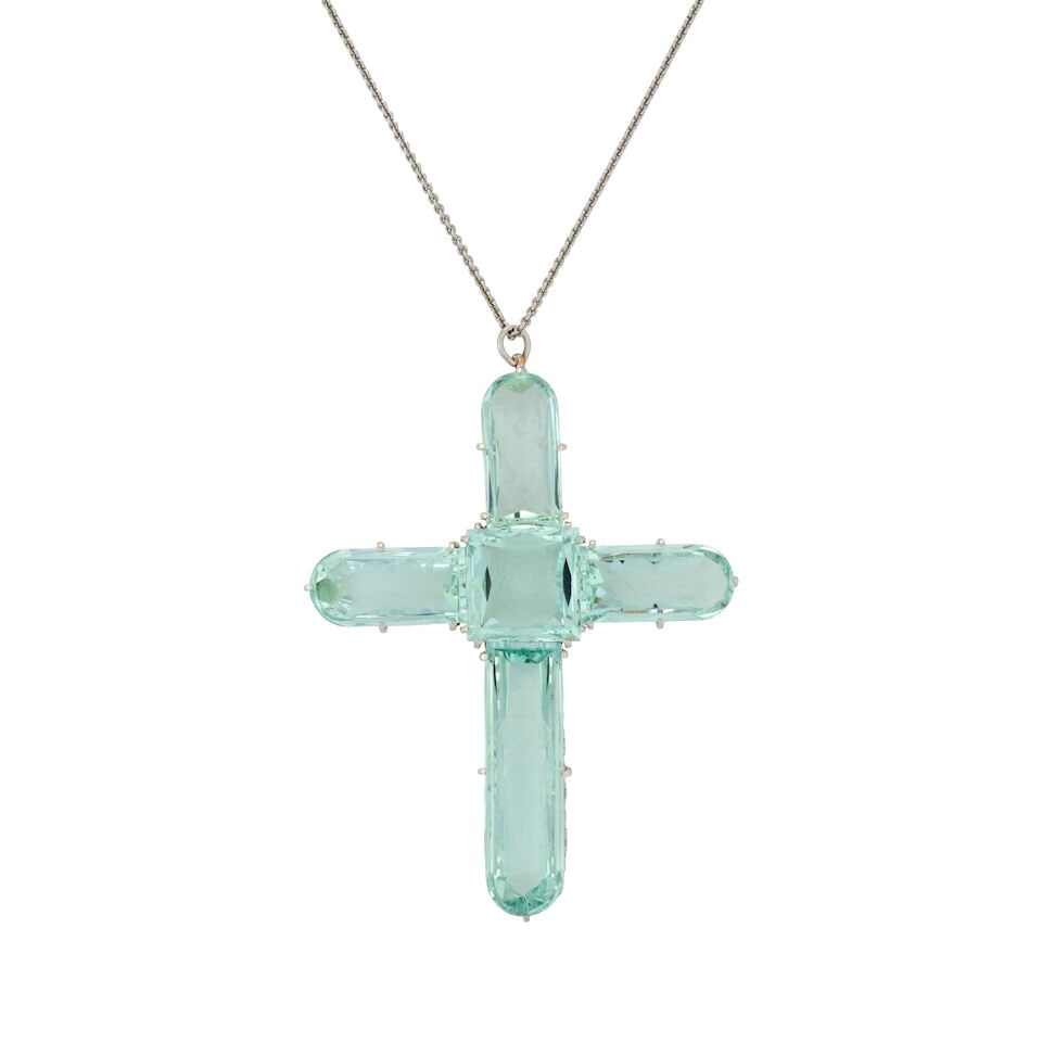 TIFFANY & CO.: AN ANTIQUE PLATINUM AND BERYL INTAGLIO CROSS PENDANT, CIRCA 1910 - 6