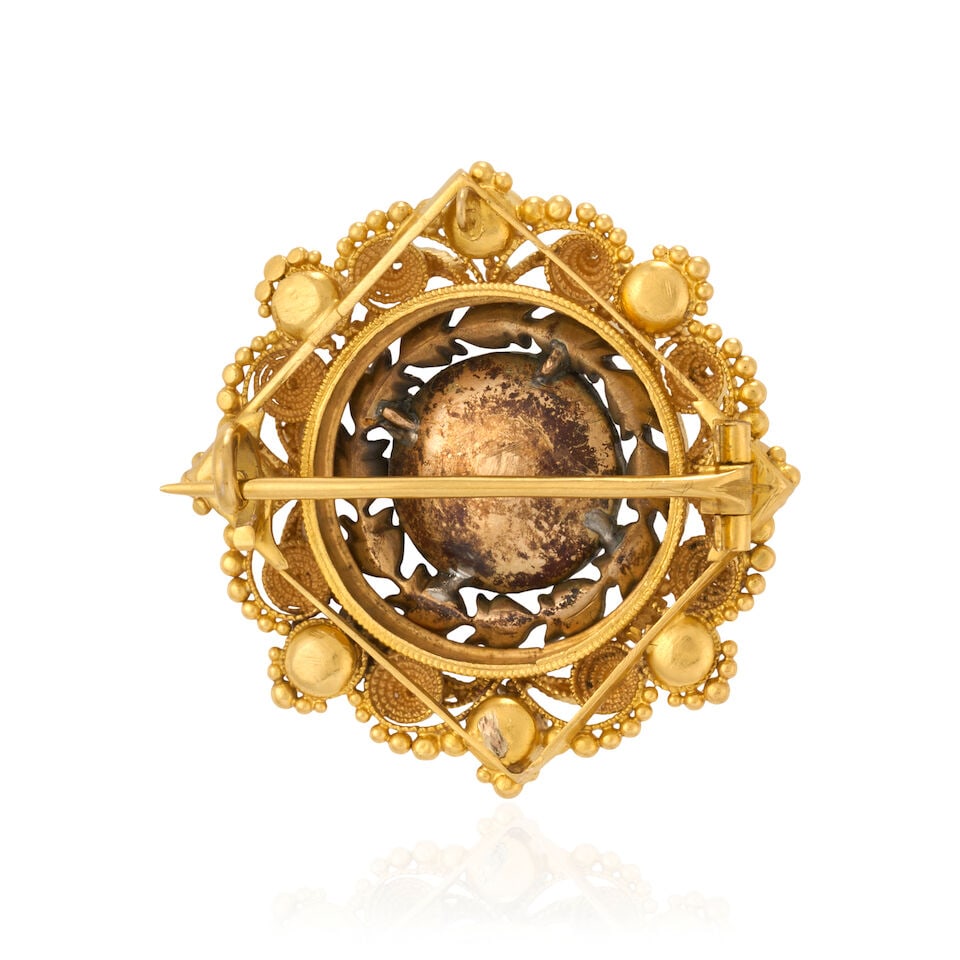 AN ANTIQUE GOLD AND DIAMOND PENDANT/BROOCH, CIRCA 1830 - 2