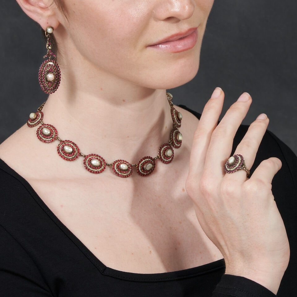 AN ANTIQUE JEWELRY SUITE - 2