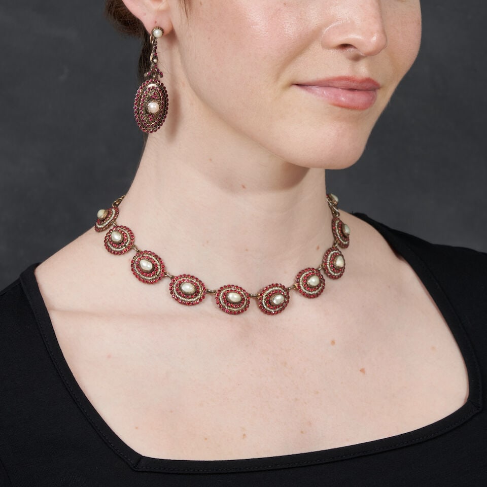 AN ANTIQUE JEWELRY SUITE - 3