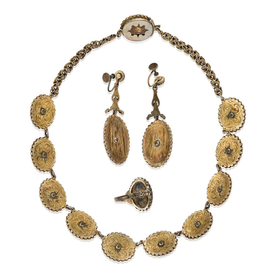 AN ANTIQUE JEWELRY SUITE - 5