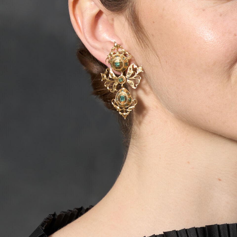 A PAIR OF ANTIQUE IBERIAN GOLD AND EMERALD EARRINGS, LATE 18TH/EARLY 19TH CENTURY - 2