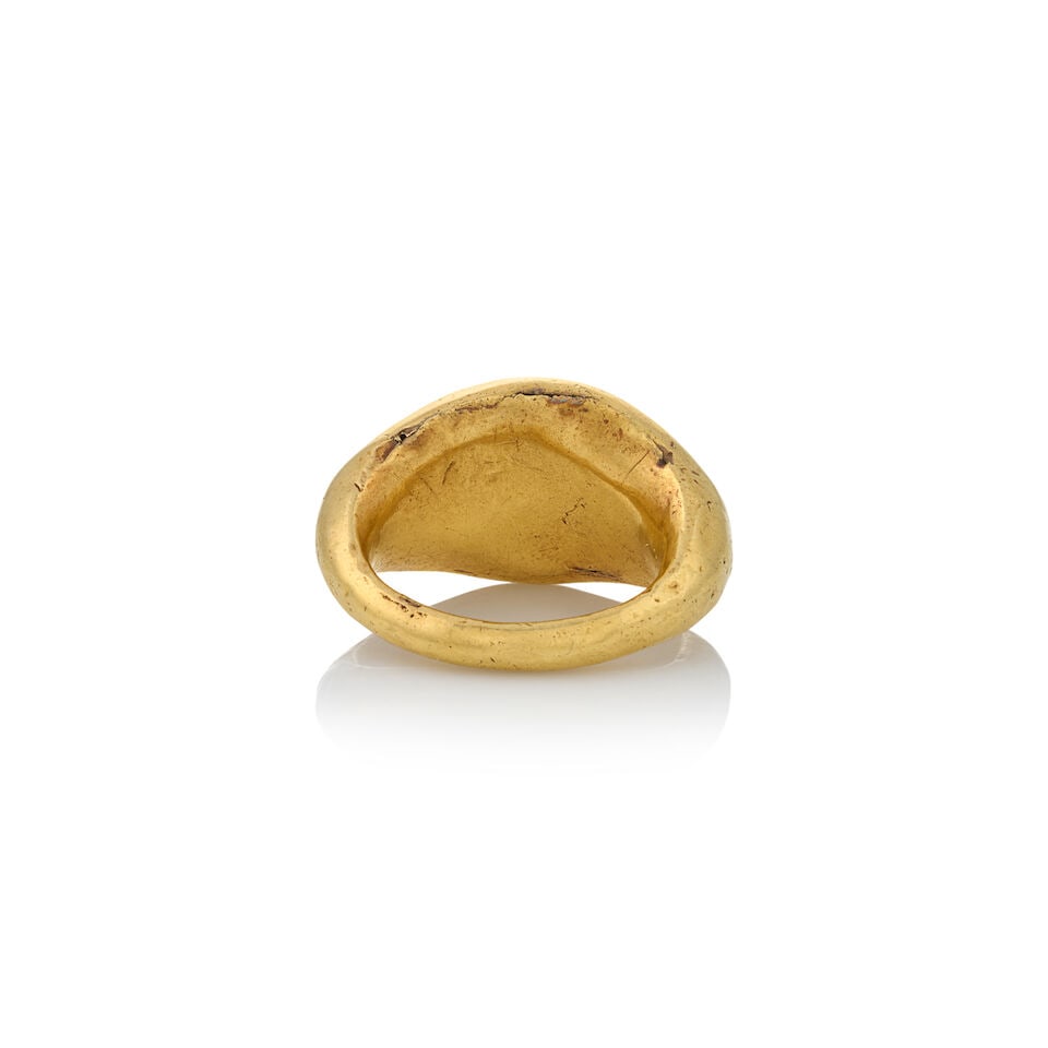AN ANTIQUE HIGH KARAT GOLD AND HARDSTONE INTAGLIO RING - 2