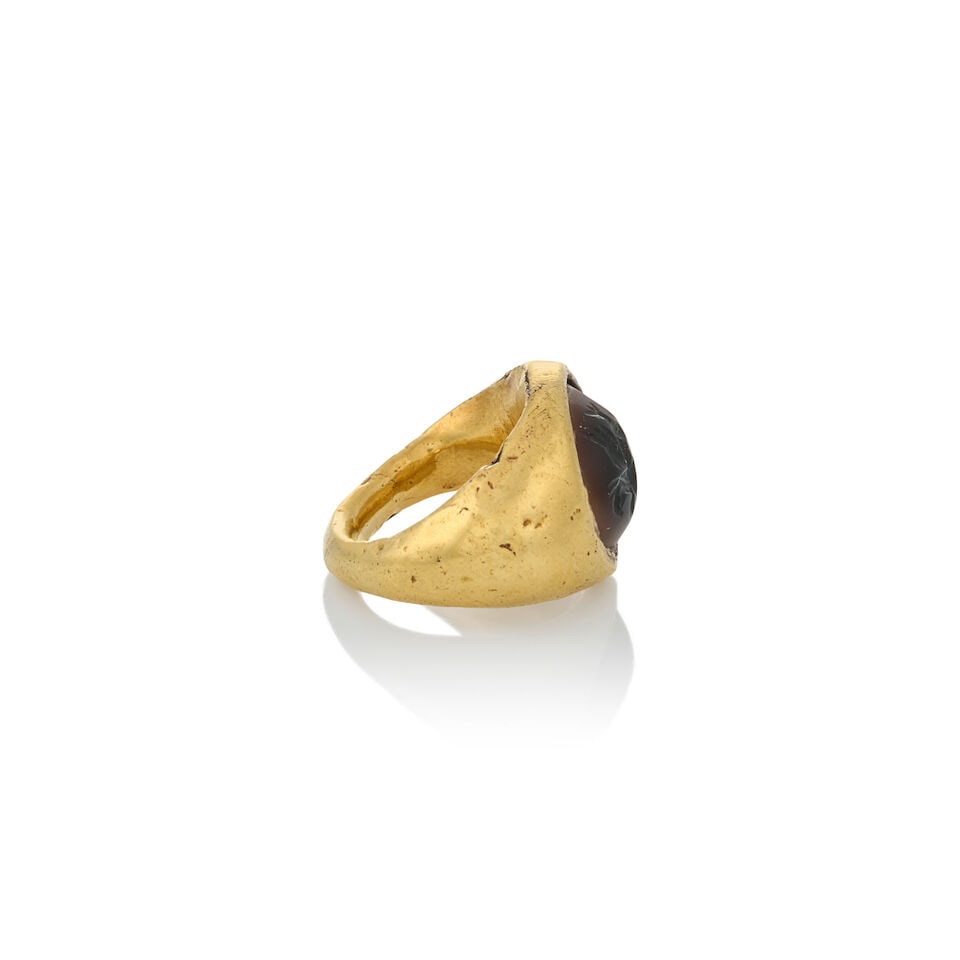 AN ANTIQUE HIGH KARAT GOLD AND HARDSTONE INTAGLIO RING - 3