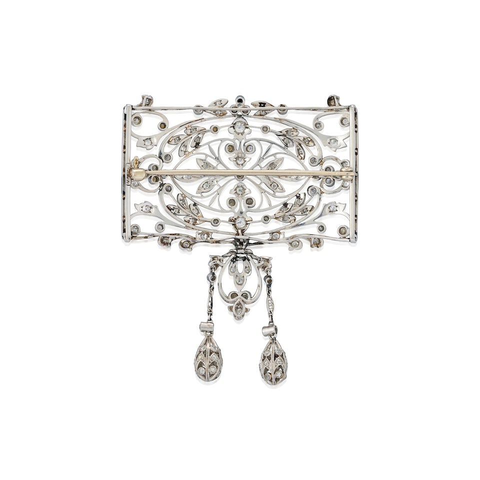 MARCUS & CO.: AN EDWARDIAN PLATINUM AND DIAMOND BROOCH - 3